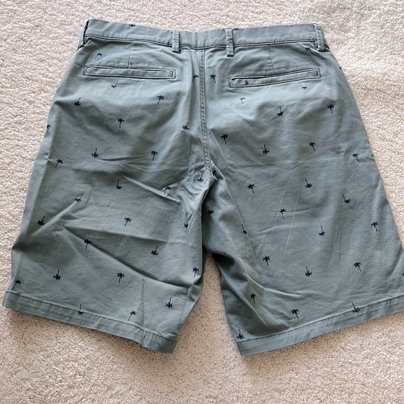 GAP Essential Kakhi 10” Short - Picture 2 of 5